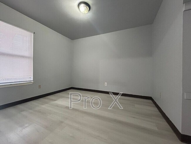 Foto del edificio - 1706 S Powell St