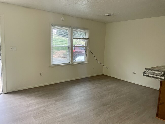 Building Photo - 174 Lee Pl