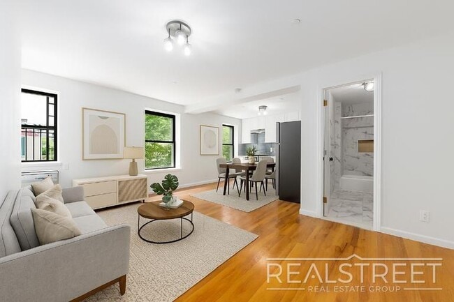 Building Photo - Spacious 2 Bedroom in Williamsburg!
