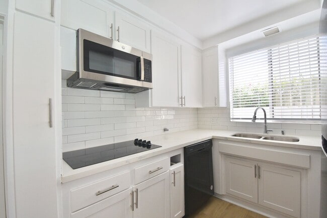 Building Photo - 5230 Vesper Ave