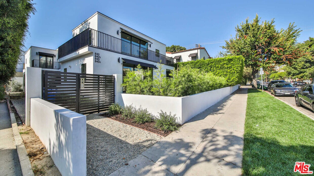 Foto principal - 845 1/2 N Alfred St
