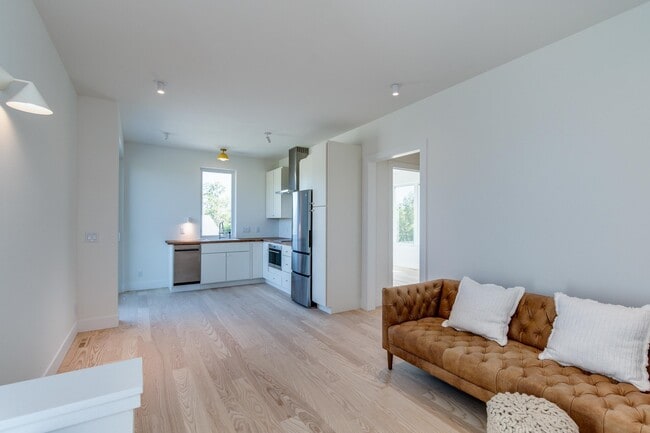 Building Photo - 4043 Serenbe St