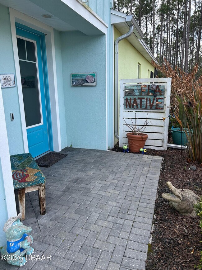 Building Photo - 402 Tiki Ter