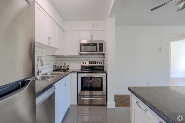 2BR, 1BA - 779 SF - Kitchen - Nelson Manor