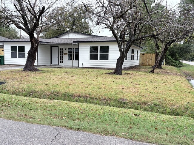 Building Photo - 5451 Oriole St