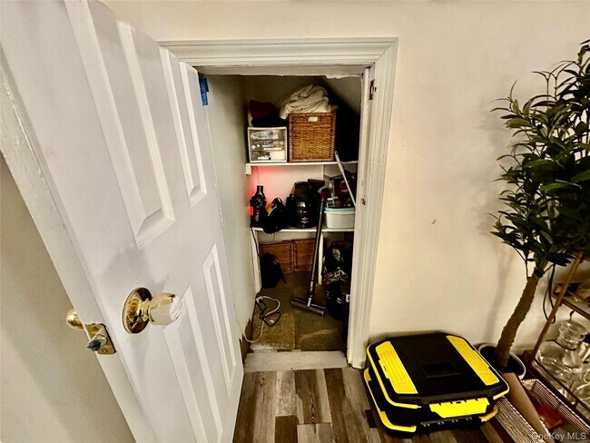 Building Photo - 137 Meserole St