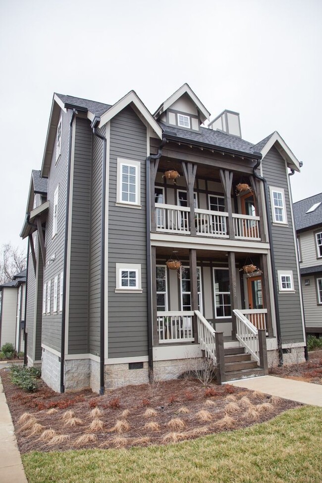 Building Photo - 3 Bed, 3.5 Bath Home w/ 2 Car Garage in Ea...
