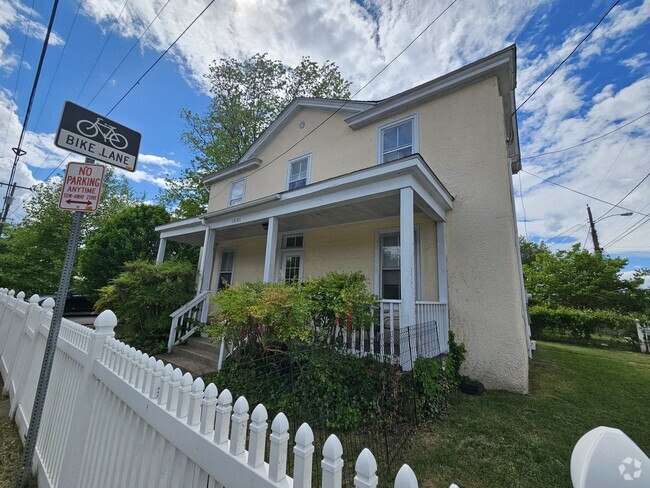 Building Photo - 1001 Avon St