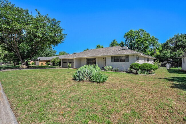 Building Photo - Gorgeous Mid-Century Modern Ranch in Wedgwood