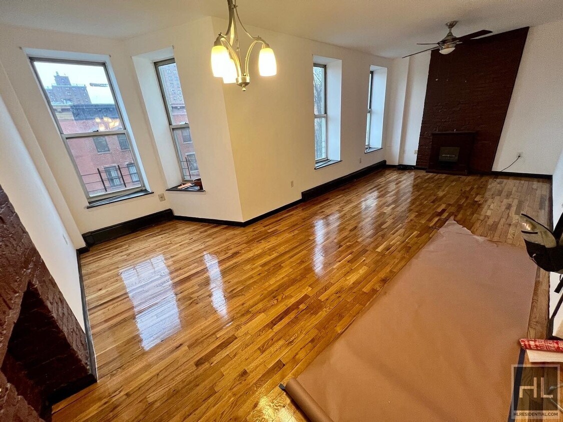 Primary Photo - Top Floor w/ In Unit Laundry, Unique Layou...