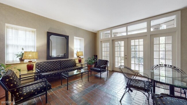 Building Photo - 1 br, 1.5 bath Condo - 70 E Scott St