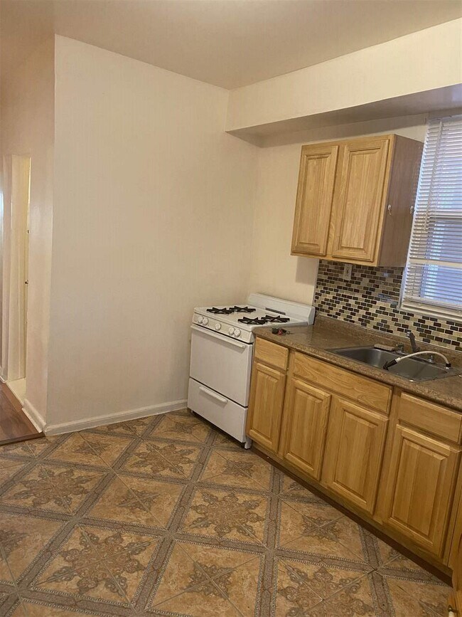 Foto del edificio - 52 Gates Ave