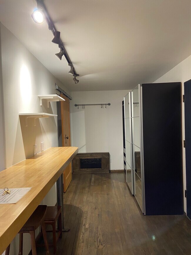 Building Photo - 632 13th Ave E