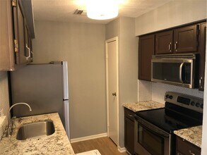 Building Photo - 10615 Briar Forest Dr