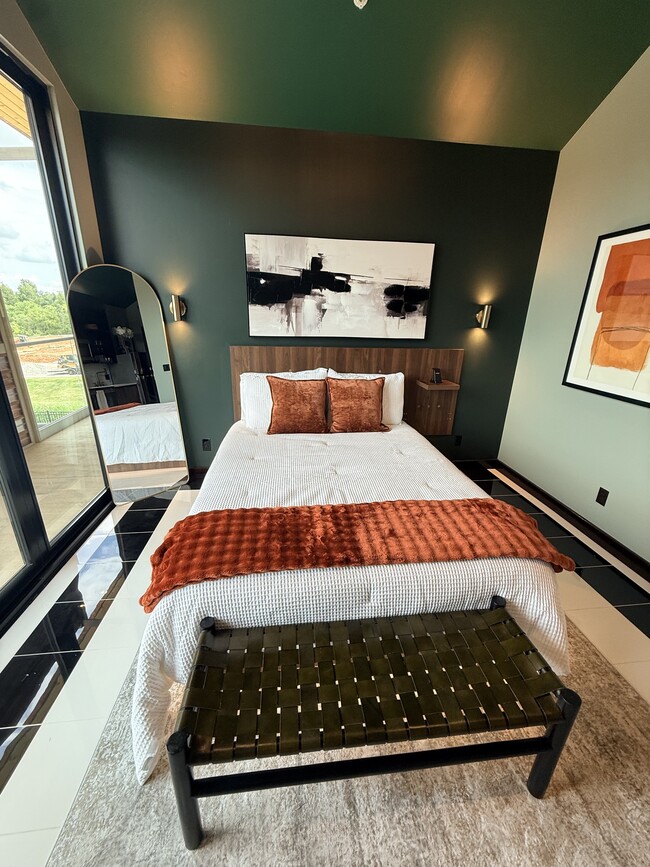 Extended Stay Executive Suite Bed - Villas on Turtle Creek