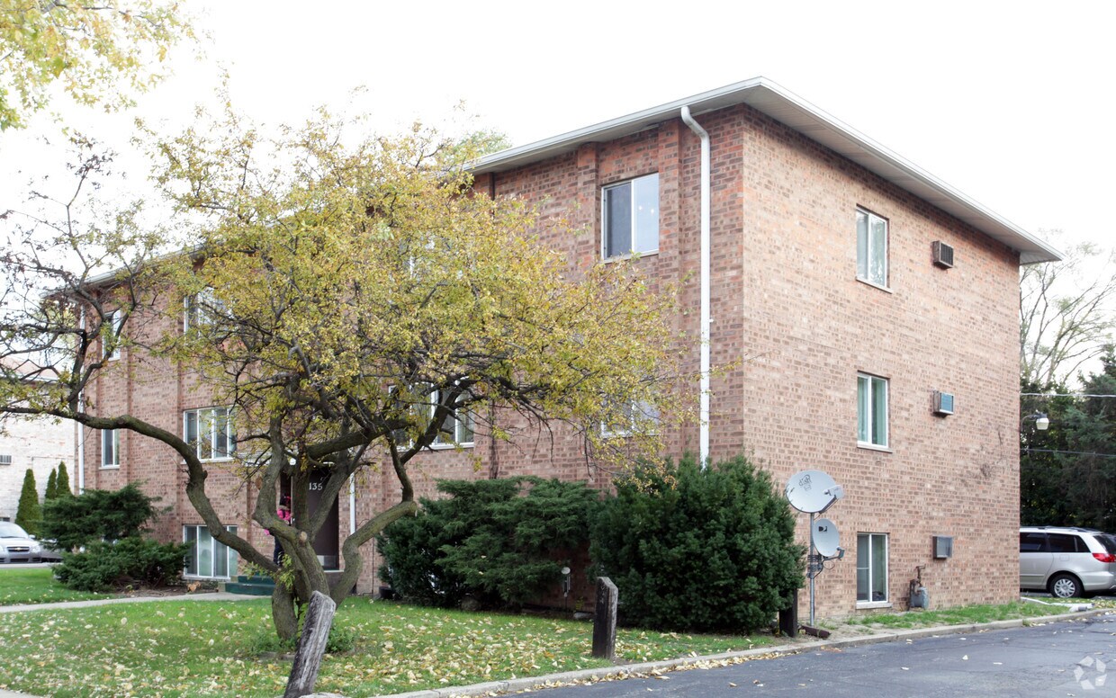 Building Photo - 135 Surrey Dr
