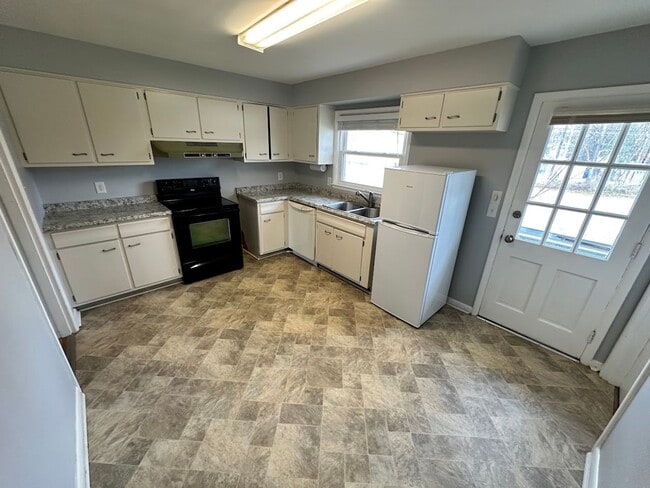 Building Photo - RED125/127