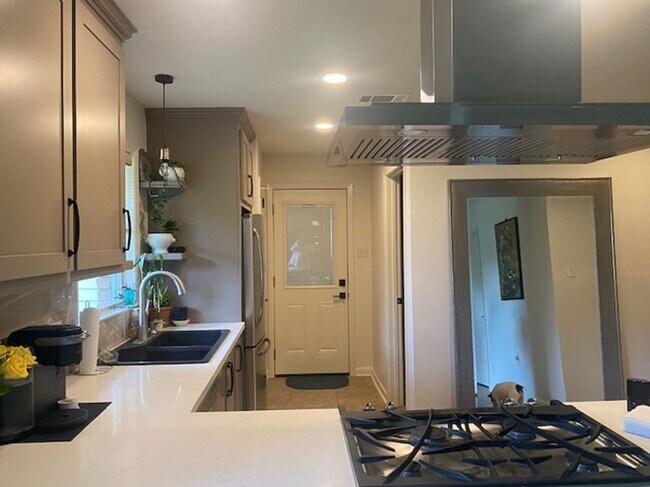 Building Photo - 8082 Sholar Dr