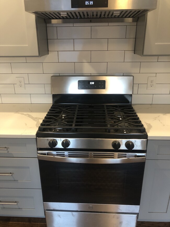Kitchen - Gas Range - 1 Walnut Ave