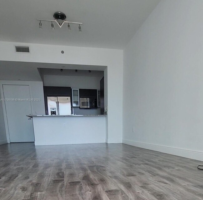 Building Photo - 950 Brickell Bay Dr