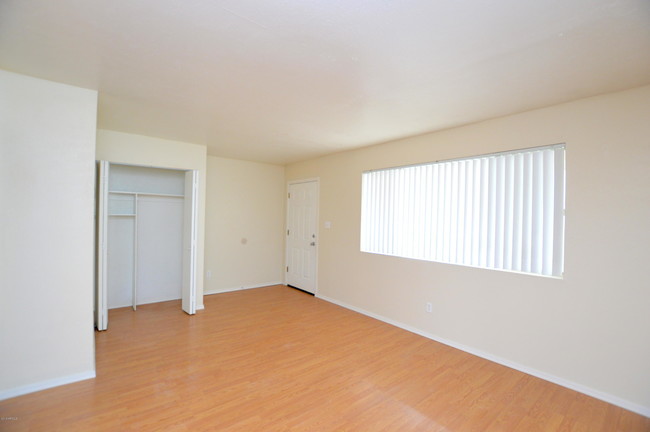 Foto del edificio - 1204 W 5th St