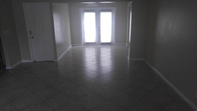 Building Photo - 7112 Pine Manor Dr