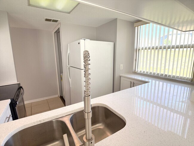 Building Photo - Move in Ready! Four Corners Area! Beautiful 3 Bed 3 Bath Townhome!