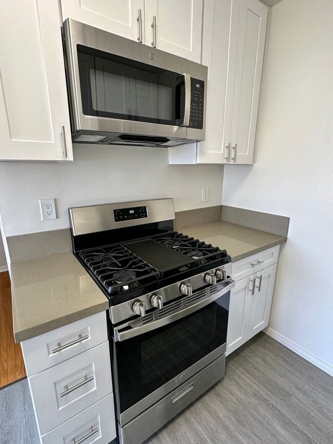 Building Photo - Remodeled 3 Bedroom 1 Bath House Located O...