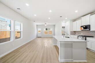 Building Photo - 7749 Bergamot Cir
