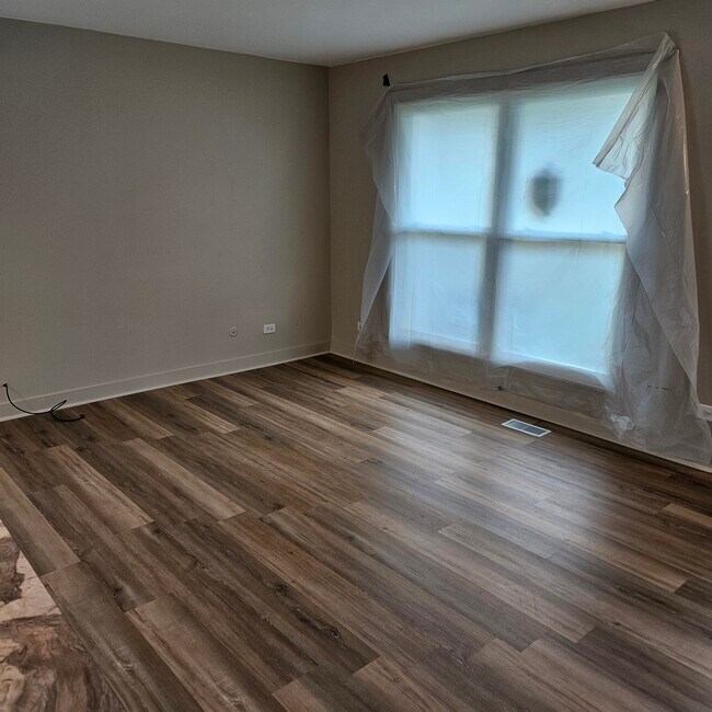 Building Photo - 5565 Allemong Dr
