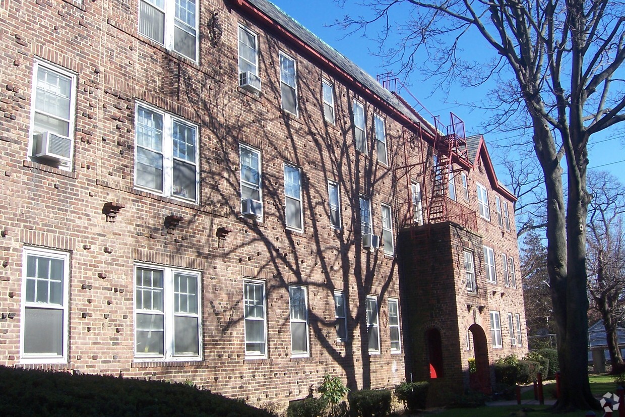 Building Photo - Woodmere Court Apartments