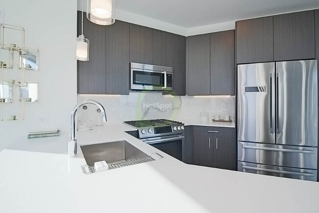 Building Photo - 485 N Park Dr