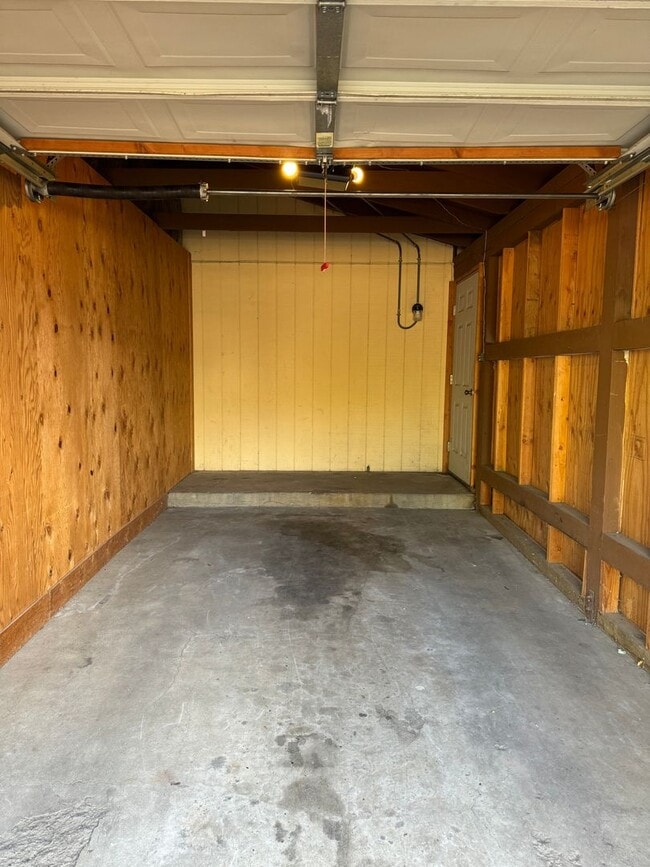 Building Photo - 2bdrm, 1 bath duplex with attached garage - Water/sewer and garbage included in monthly rent