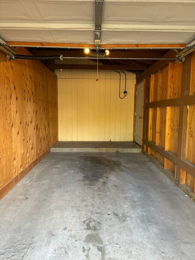 Foto del edificio - 2bdrm, 1 bath duplex with attached garage - Water/sewer and garbage included in monthly rent