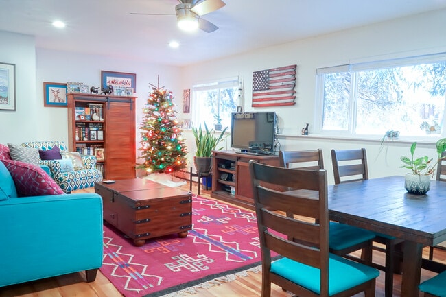 Large Living space with great natural light - 1508 Kinnikinnick St