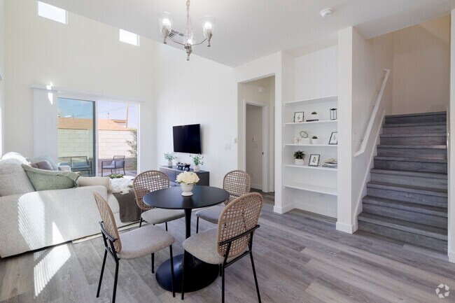 4 habitaciones, 3 baños - 1736 pies cuadrados - Comedor y sala de estar - Raymond Place Townhomes