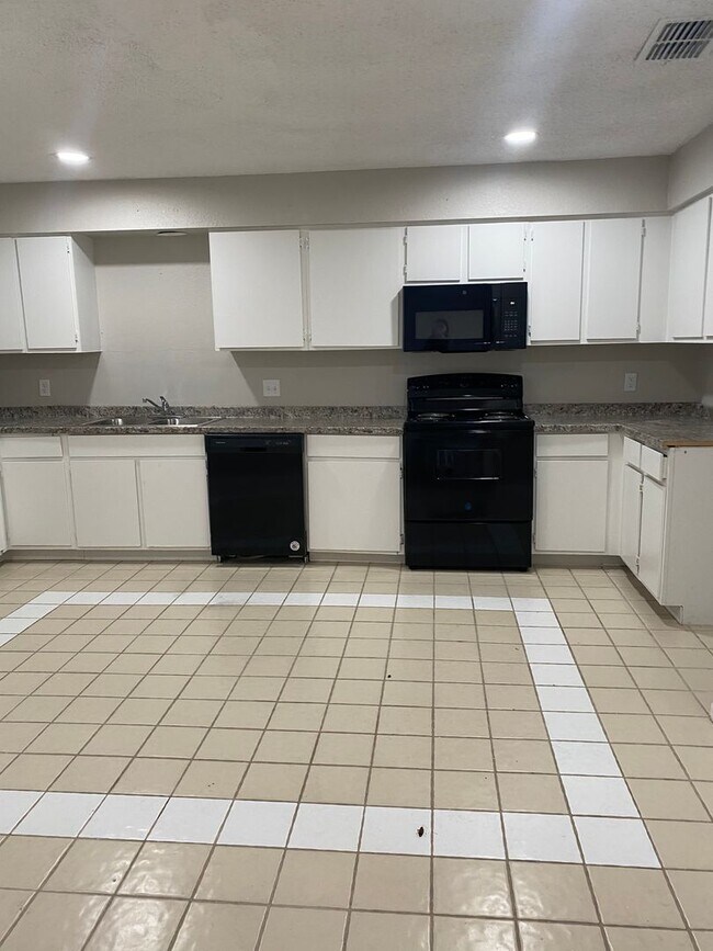 Building Photo - Upgraded large 3/2.5 bath Townhome, Portla...