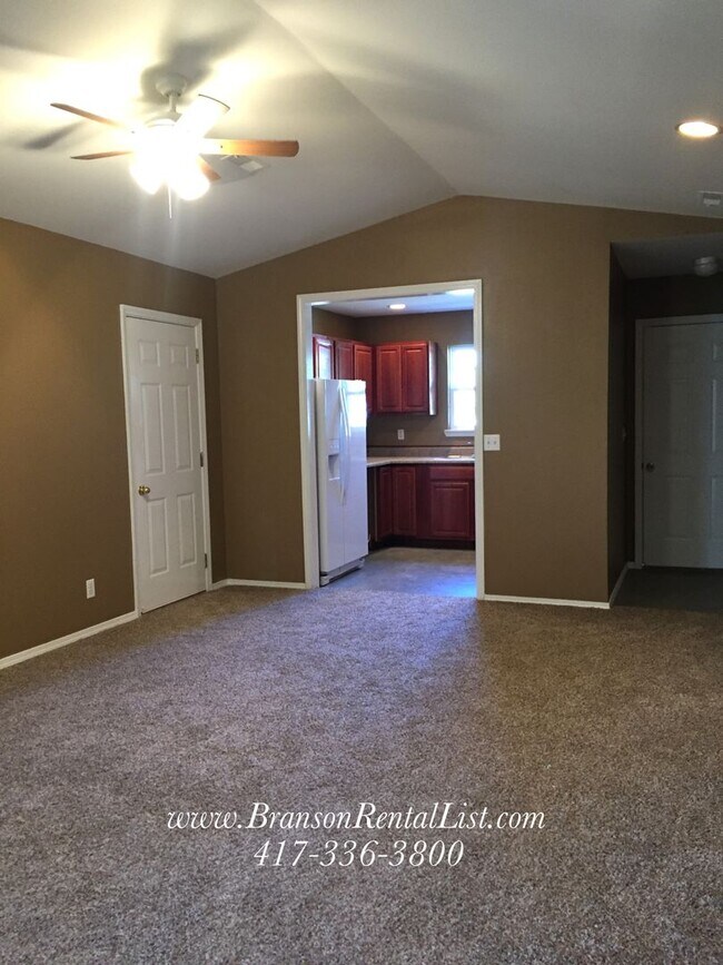 Building Photo - Large 5 Bedroom with lawn care and a commu...
