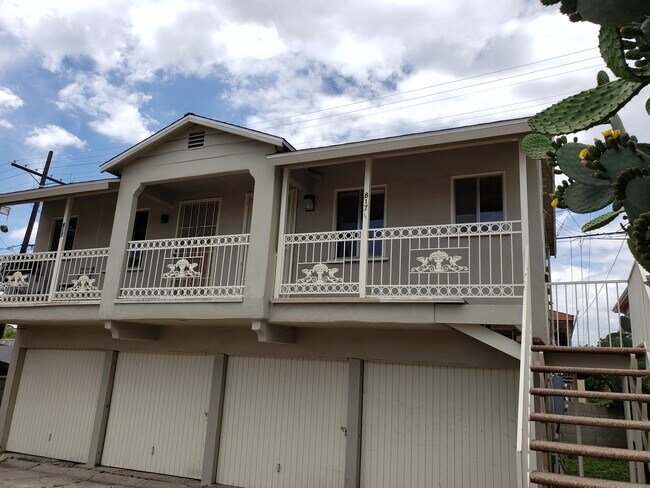 Facade - 817 N Wilton Pl