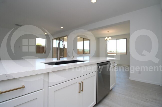 Building Photo - 8725 W Medlock Dr