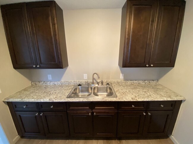 Building Photo - 2 Bedroom Ground Level Apartment in Columbia