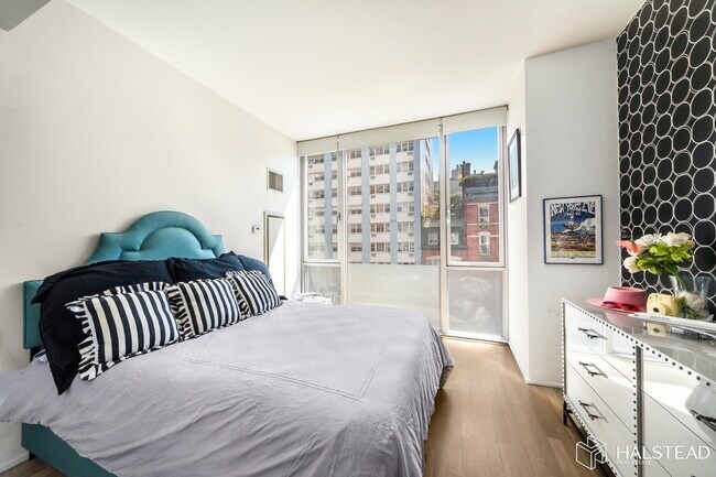 Building Photo - TRANQUIL AND SUN-DRENCHED MODERN 2 BED!