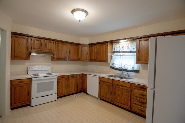 Building Photo - 2 Bedroom 2 Bath + Bonus Room