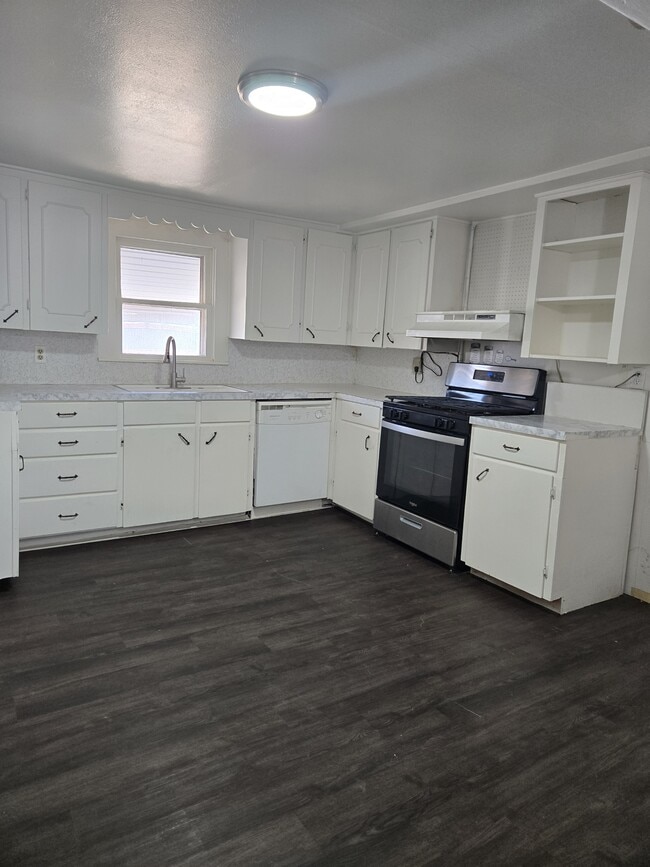 Building Photo - 714 N Ave C