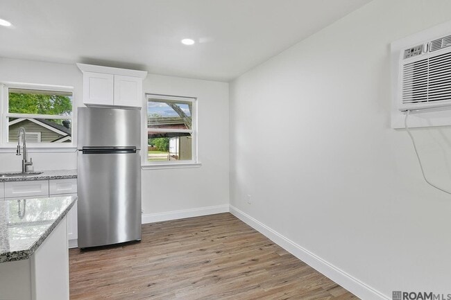 Building Photo - 210 Centerville St NE