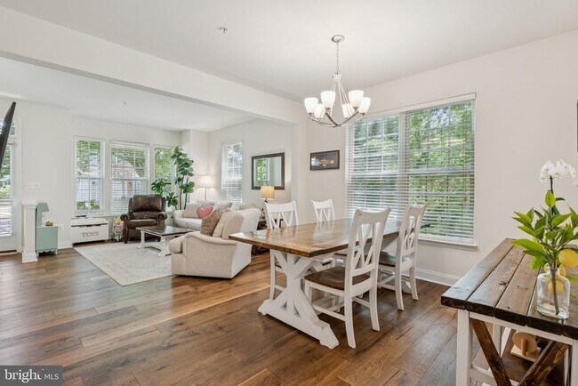 Foto del edificio - 856 Stonehurst Ct
