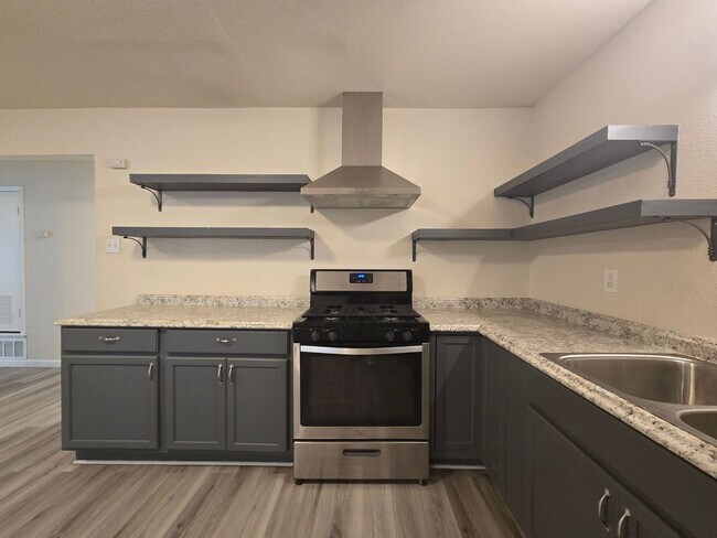 Foto del edificio - RENT REDUCTION - AVAILABLE NOW!