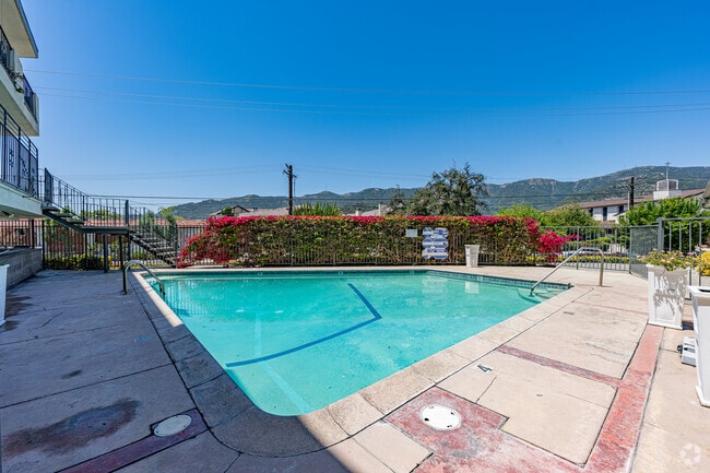 Pool - 2841 Montrose Ave