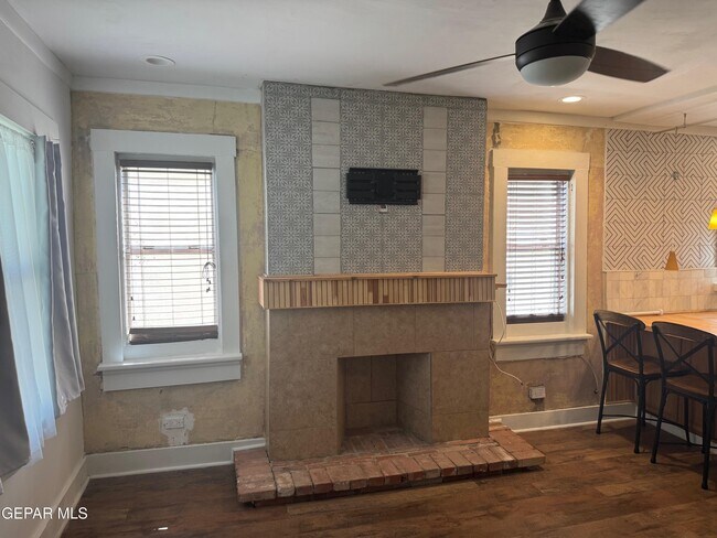 Building Photo - 615 N Cebada St