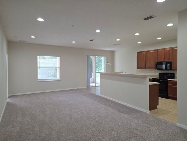 Foto del edificio - Three Bedroom Home at Charleston Park in Apopka